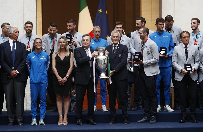 Chùm ảnh: Italia làm lễ mừng công hoành tráng, 'đốt cháy' đường phố Rome - Ảnh 1