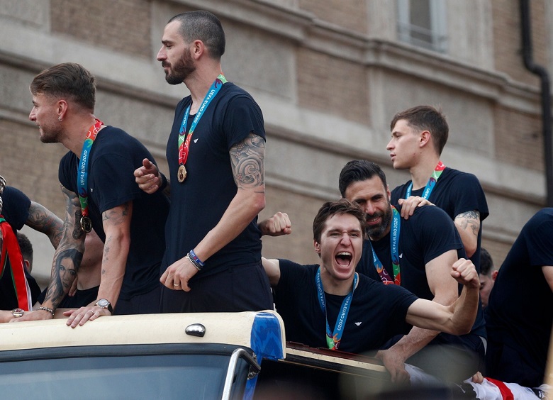 Chùm ảnh: Italia làm lễ mừng công hoành tráng, 'đốt cháy' đường phố Rome - Ảnh 9