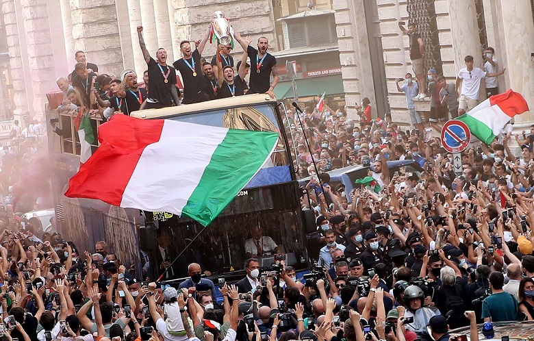 Chùm ảnh: Italia làm lễ mừng công hoành tráng, 'đốt cháy' đường phố Rome - Ảnh 10