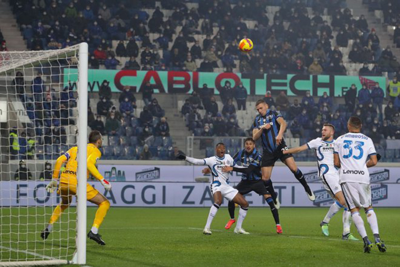 Sanchez, Dzeko bỏ lỡ đáng tiếc, Inter Milan bị Atalanta cầm hòa - Ảnh 2