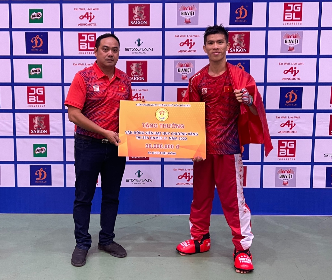 Nhà vô địch Kickboxing Huỳnh Văn Tuấn được Liên đoàn Muay TPHCM thưởng 30 triệu đồng - Ảnh 1