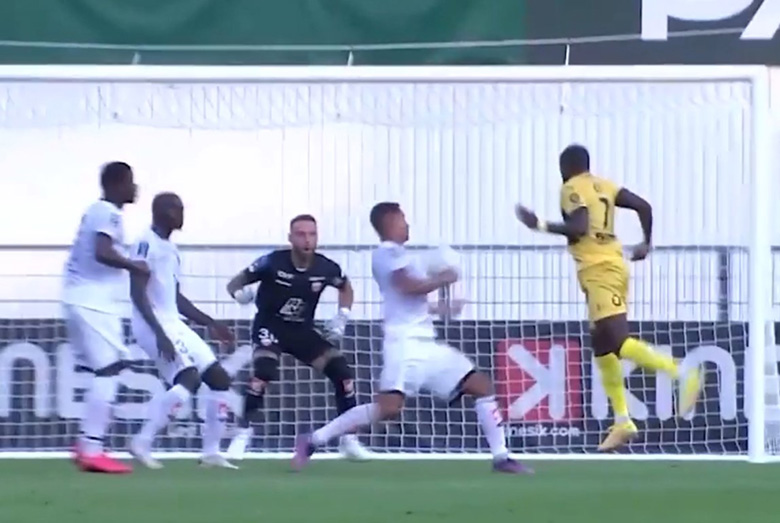 Ligue 2 không có VAR, Pau FC mất oan quả phạt đền trước Dijon - Ảnh 1