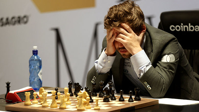 Carlsen bỏ giải sau trận thua trước ‘trùm streamer’ Hans Niemann - Ảnh 1