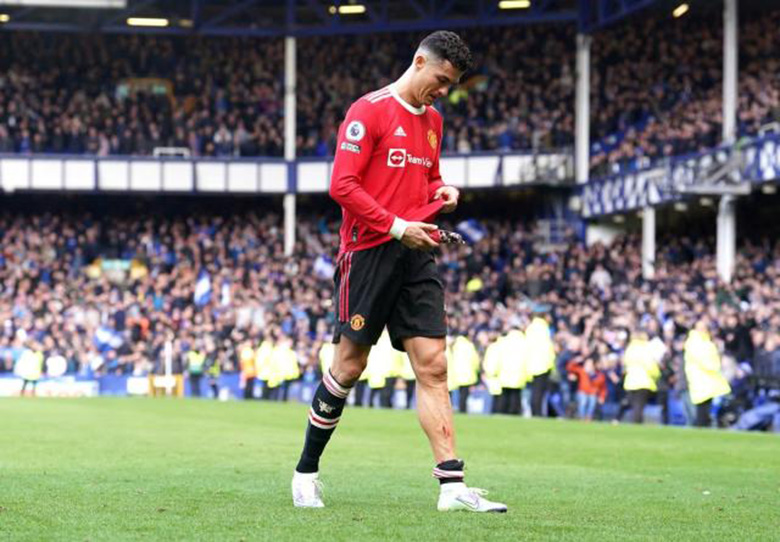 Ronaldo bị LĐBĐ Anh buộc tội sau vụ việc đập điện thoại CĐV Everton - Ảnh 1