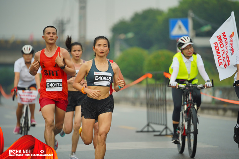 Nguyễn Thị Oanh vô địch trong lần đầu tham dự 1 giải marathon chính thức - Ảnh 1