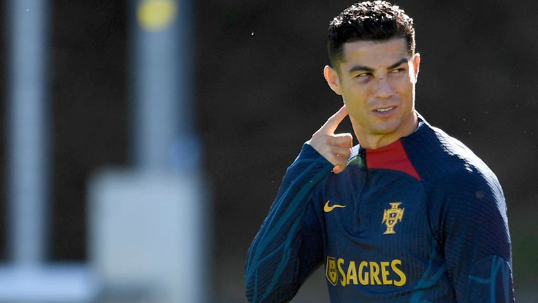 Ronaldo tới sân tập ĐT Bồ Đào Nha với mắt trái sưng bầm - Ảnh 1