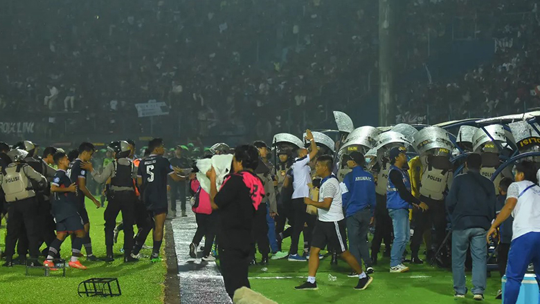 HLV Arema FC: Có CĐV đã qua đời ngay trong vòng tay của cầu thủ - Ảnh 1