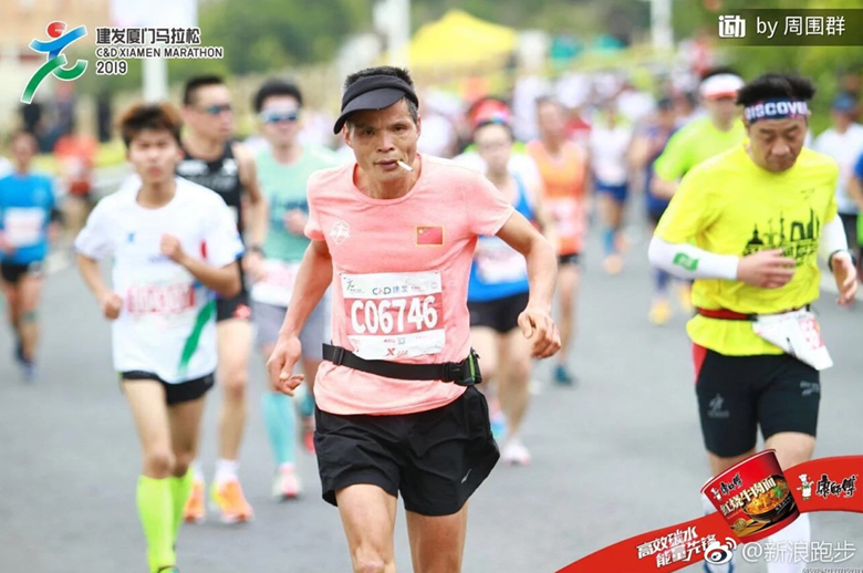 VĐV người Trung Quốc vừa hút thuốc lá vừa chạy marathon trong 3 tiếng rưỡi - Ảnh 1