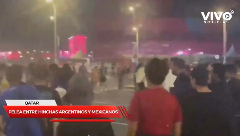 CĐV Argentina ẩu đả với người hâm mộ Mexico để bảo vệ Messi - Ảnh 1