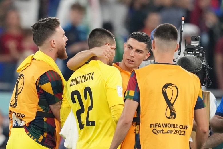 Thủ môn Bồ Đào Nha thả bóng thiếu quan sát, suýt báo hại đội nhà phút 90+9