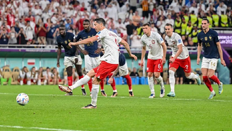 Lewandowski nhảy chân sáo rồi đá hỏng penalty, may mắn được trọng tài ‘cứu giúp’