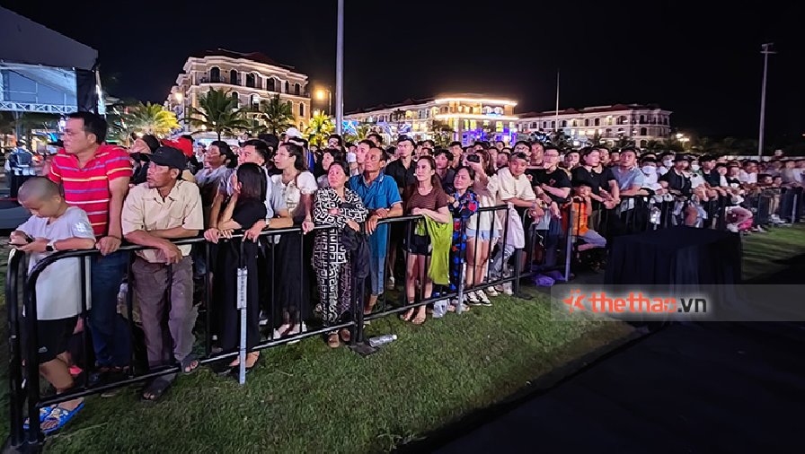 Khán giả đến chật kín quảng trường xem chung kết LION Championship 2022 đến hết đêm