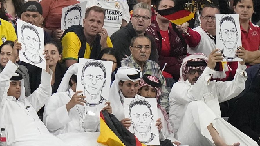 CĐV Qatar đem ảnh của Ozil ra trả đũa ĐT Đức
